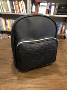 Mochila urbana negra símil cuero 964