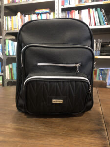 Mochila urbana negra símil cuero 4010