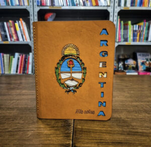LIBRETA ARGENTINA CON TAPA DE MADERA
